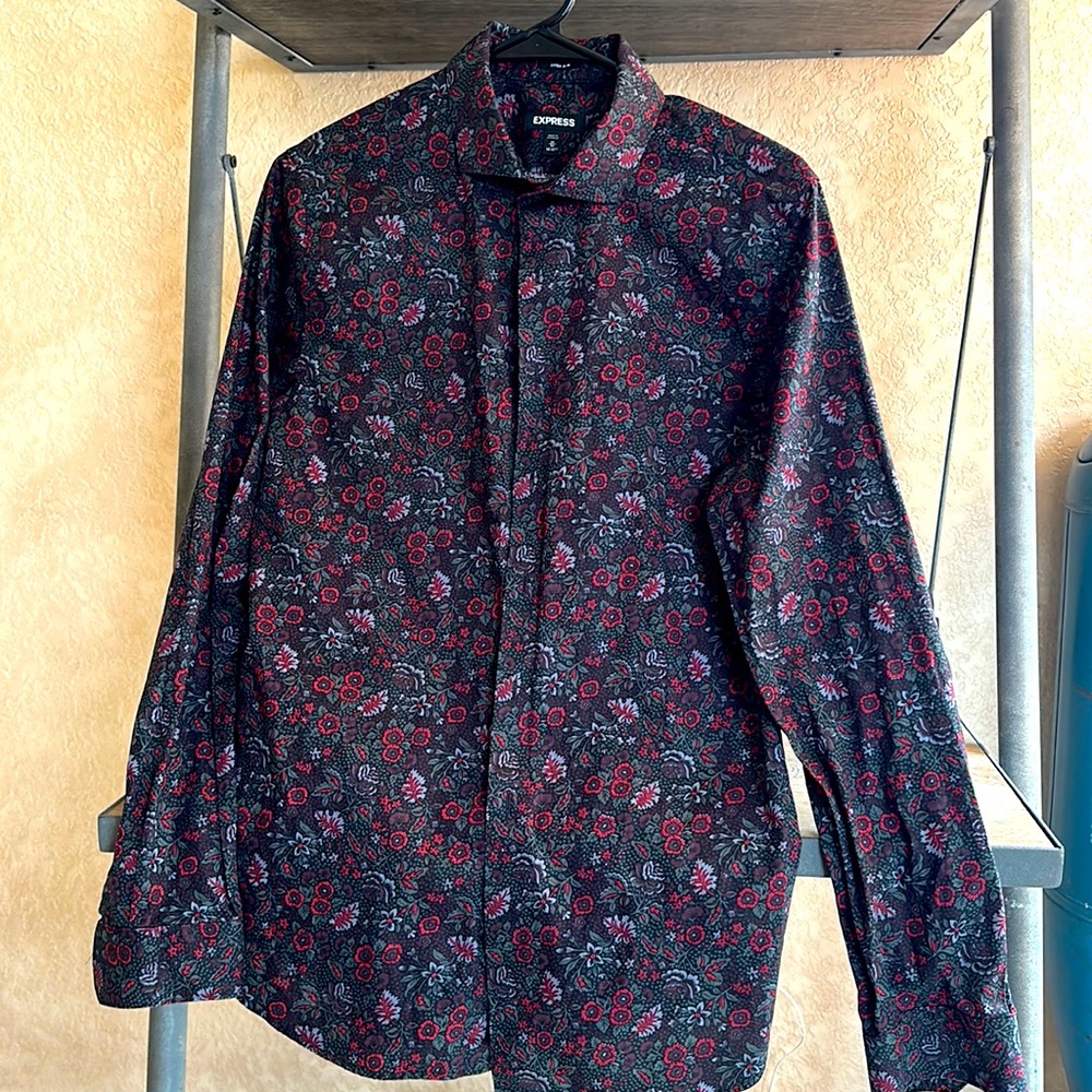 Like new Men’s medium express shirt worn once and then dry cleaned. Size medium
